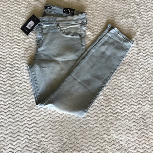 Flex Game  Low Rise Skinny Jeans - Bleach - Picture 7 of 13